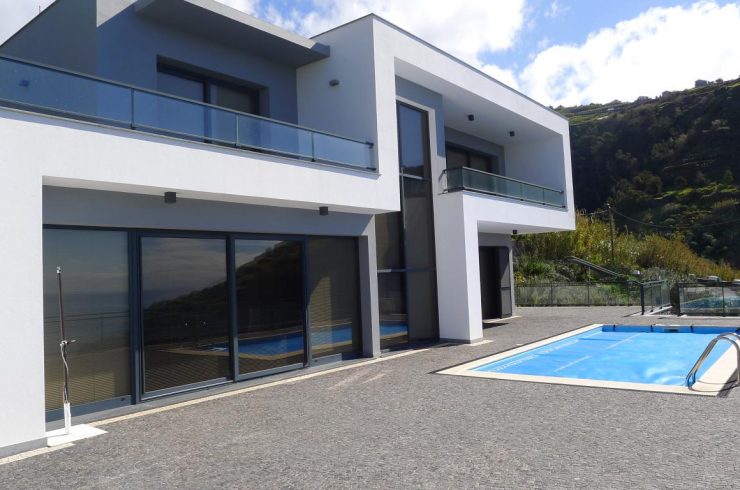 Modern House in Calheta